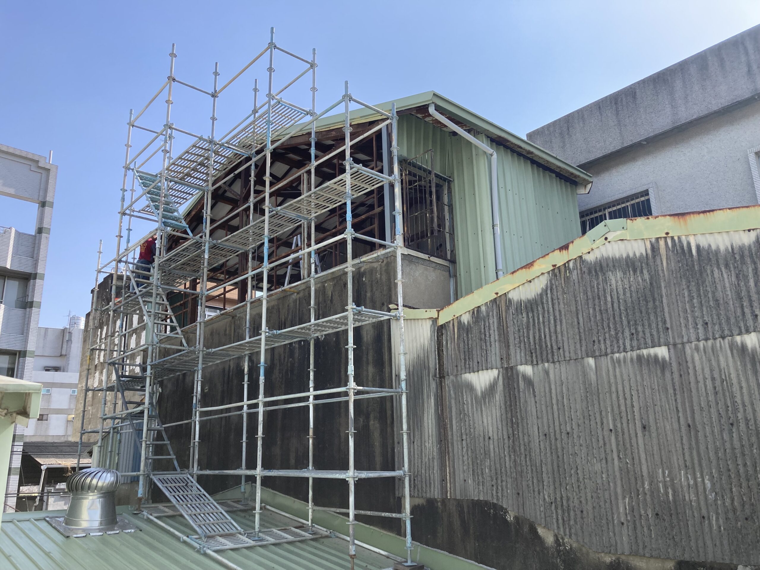 舊石棉瓦屋頂換裝鋁鋅清板