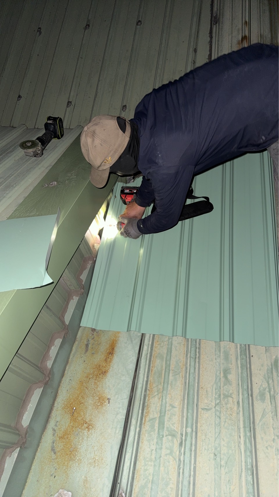 舊石棉瓦屋頂換裝鋁鋅清板